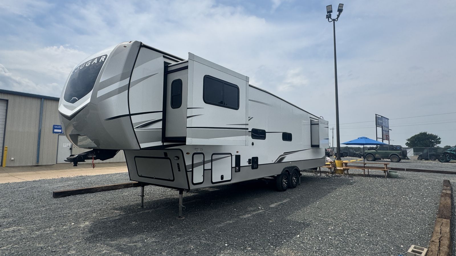 2023 Keystone Cougar East 354FLS - Image 4