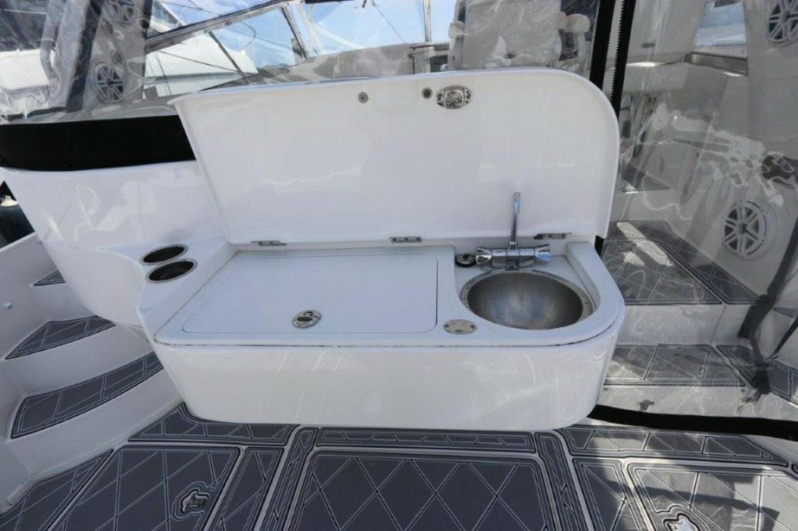 2019 Intrepid 475 Sport Yacht - Image 16