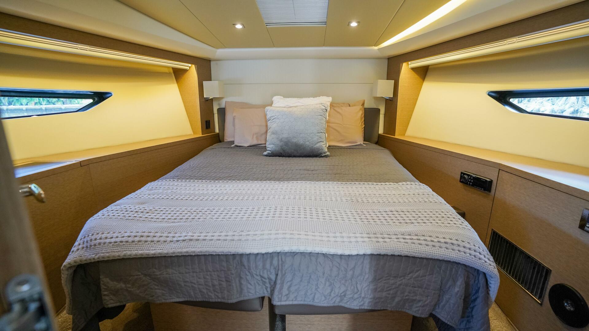 2018 Prestige 500 Flybridge - Image 23