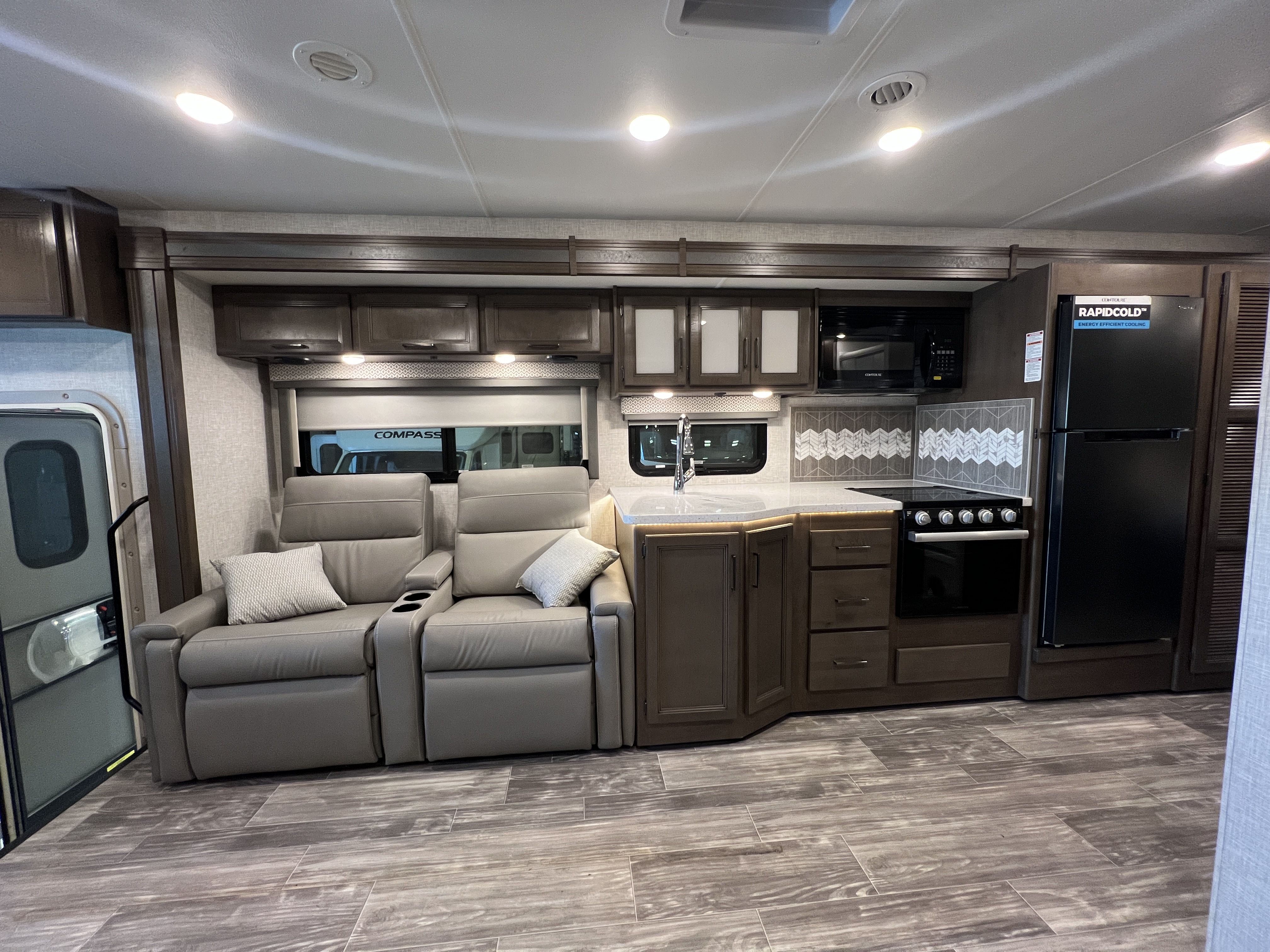 2022 Thor Motor Coach Hurricane 34R - Image 10