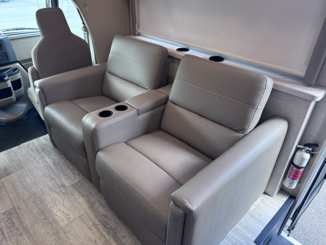 2025 THOR MOTOR COACH CHATEAU 31WV - Image 5