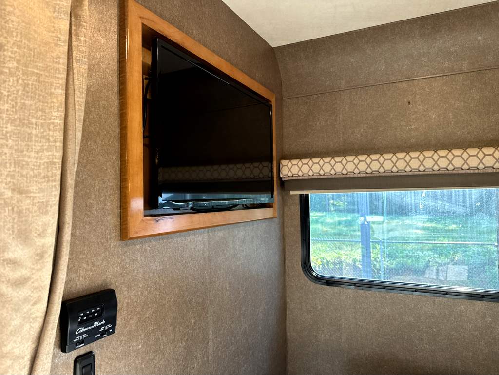 2018 THOR MOTOR COACH QUANTUM KM24 - Image 14