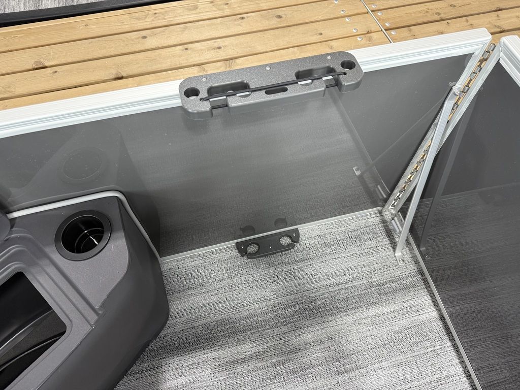 2026 Bennington 22SF TriToon Pontoon - Image 26