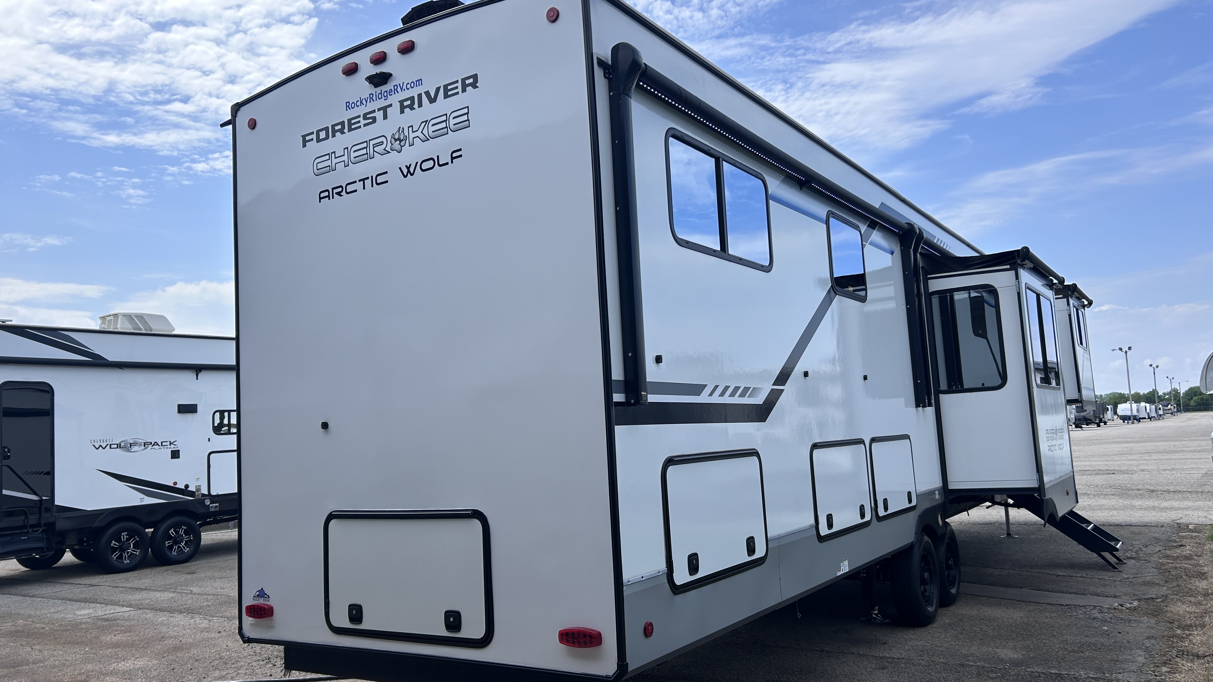 2025 Forest River ARCTIC WOLF 3950SUITE - Image 8
