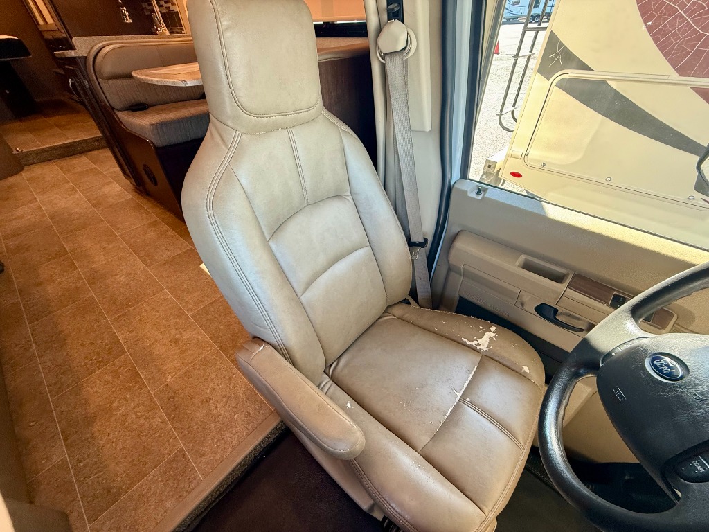 2017 Chateau 31W - Image 14