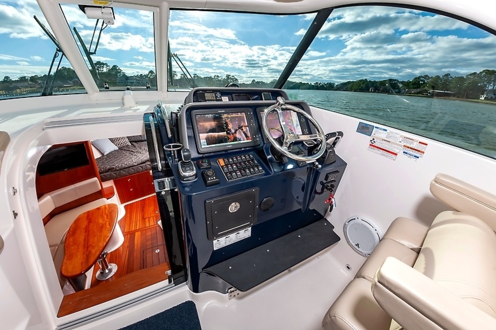 2015 PURSUIT 385 OS Base - Image 19