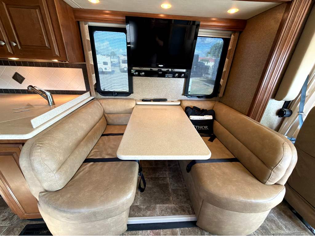 2014 THOR MOTOR COACH PALAZZO 33.2 - Image 12