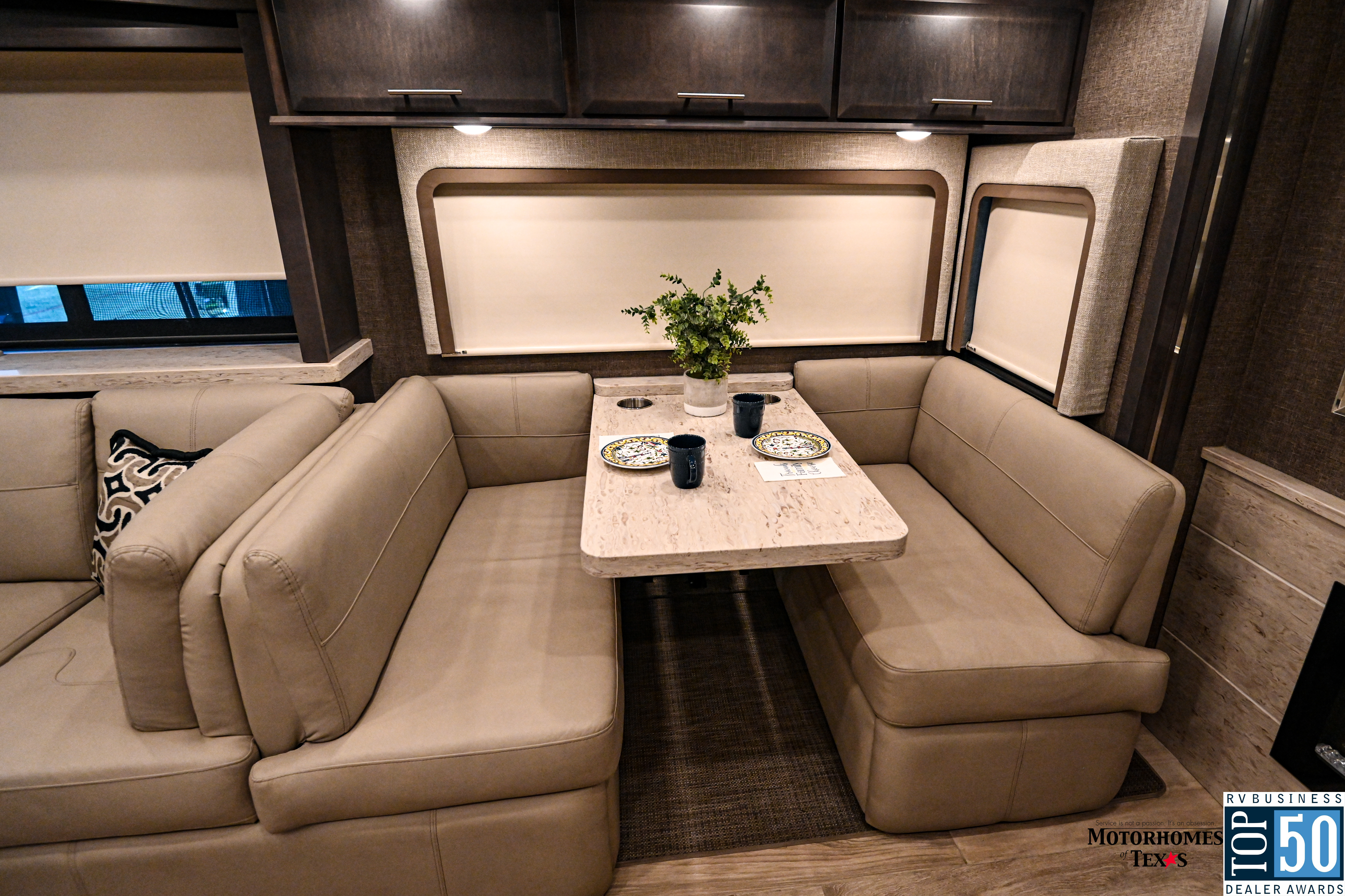2022 Thor Motor Coach Venetian F42 - interior 5