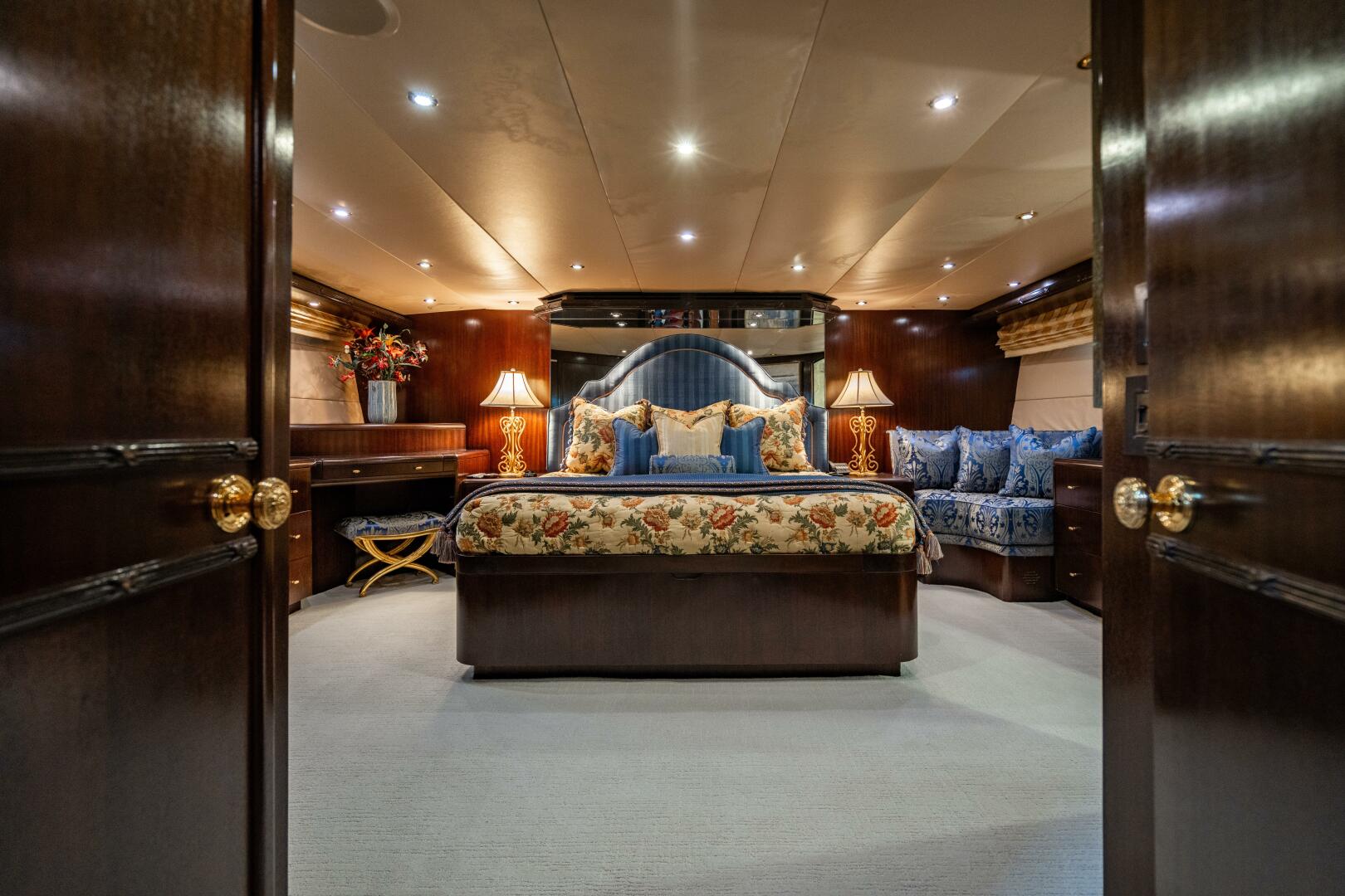 2001 Hatteras 100 Motor Yacht - Image 46