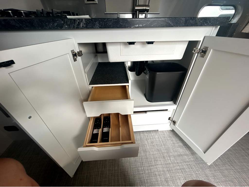 2027 AIRSTREAM CLASSIC 28RBT - Image 30