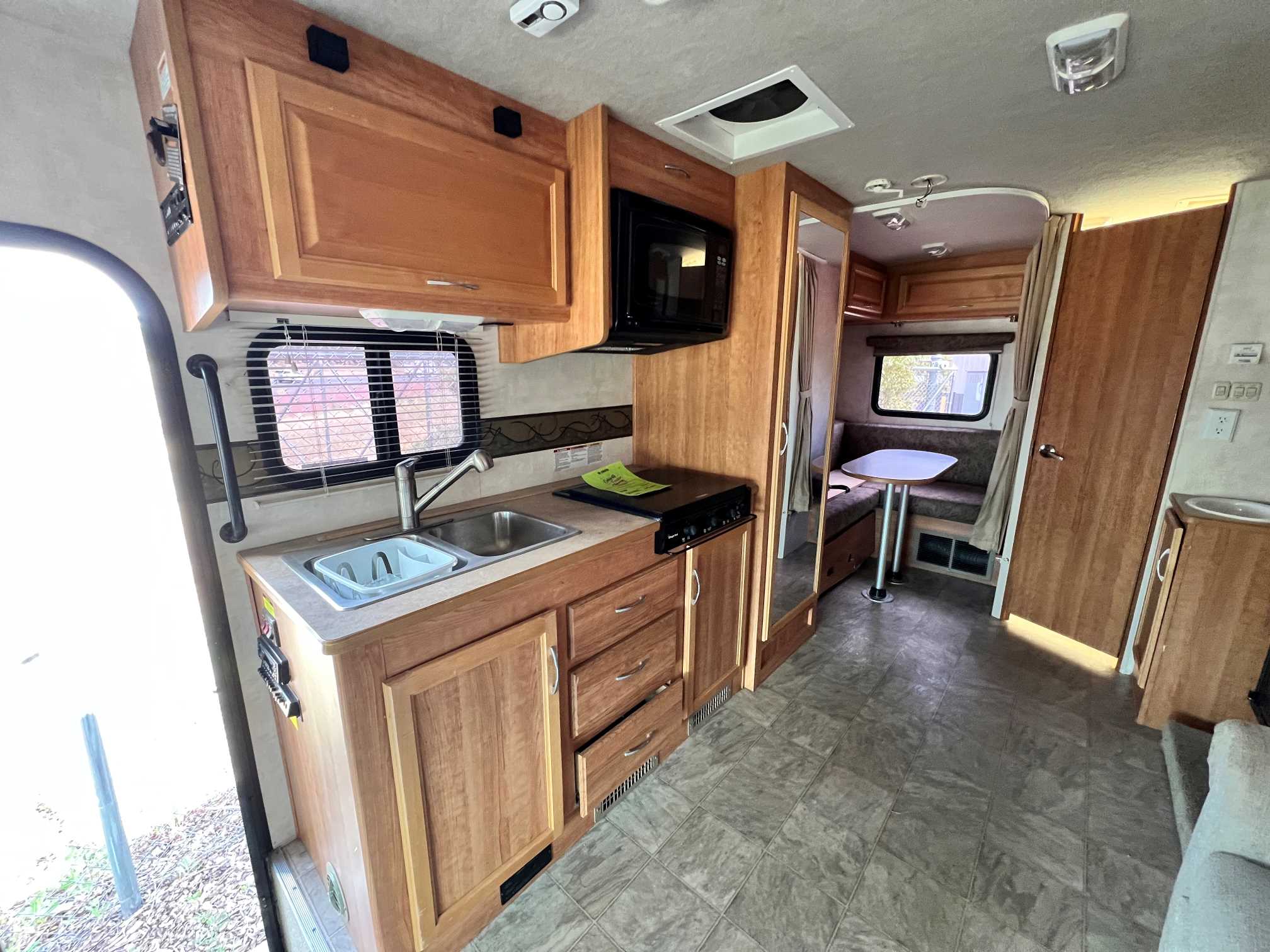 2010 Fleetwood Quest 24SL - Image 9