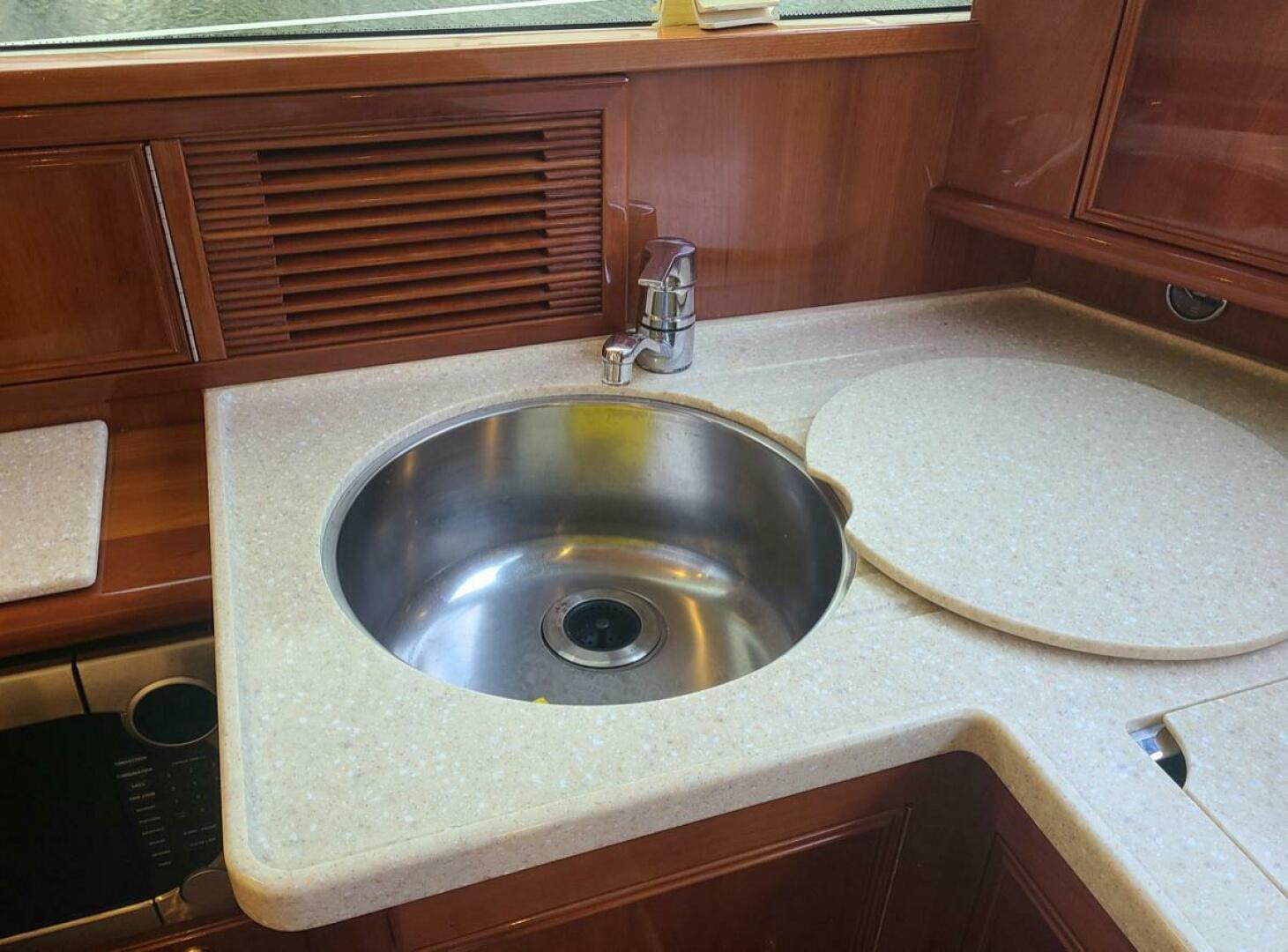 2009 Riviera 47 Enclosed Flybridge Series II - Image 31