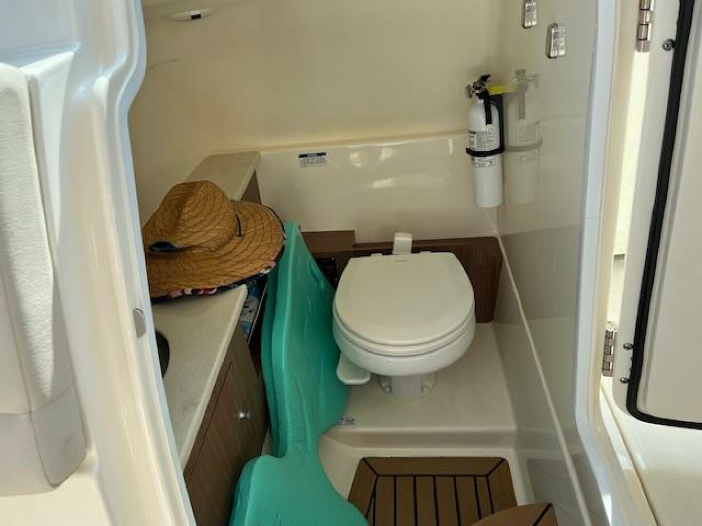 2018 Boston Whaler 270 Vantage - Image 49