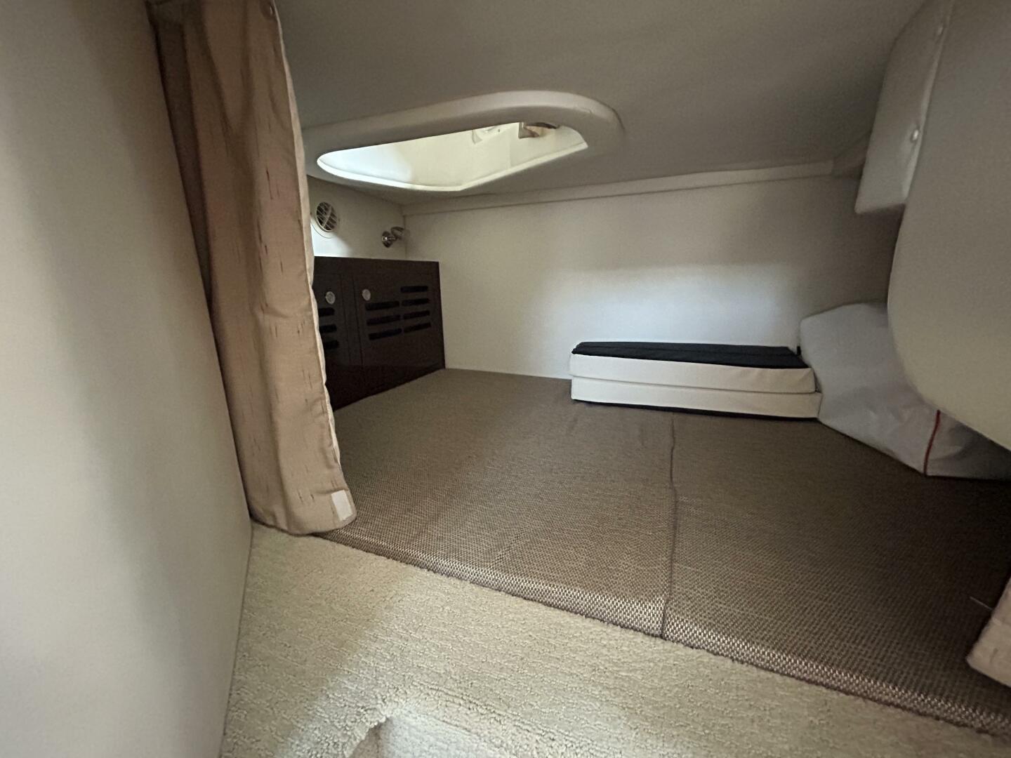 2016 Sea Ray 310 Sundancer - Image 18