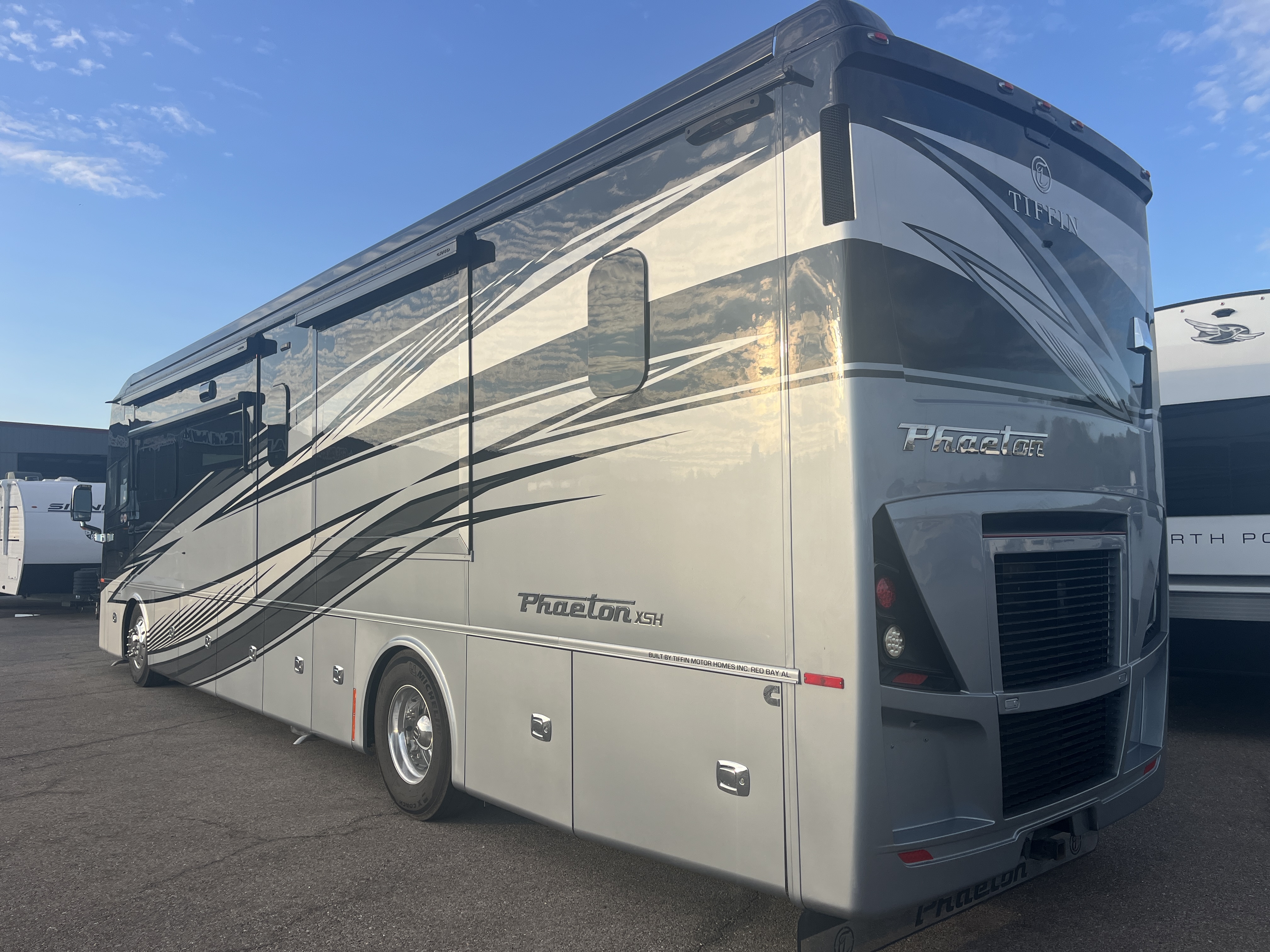 2025 TIFFIN PHAETON 40 IH - Image 4