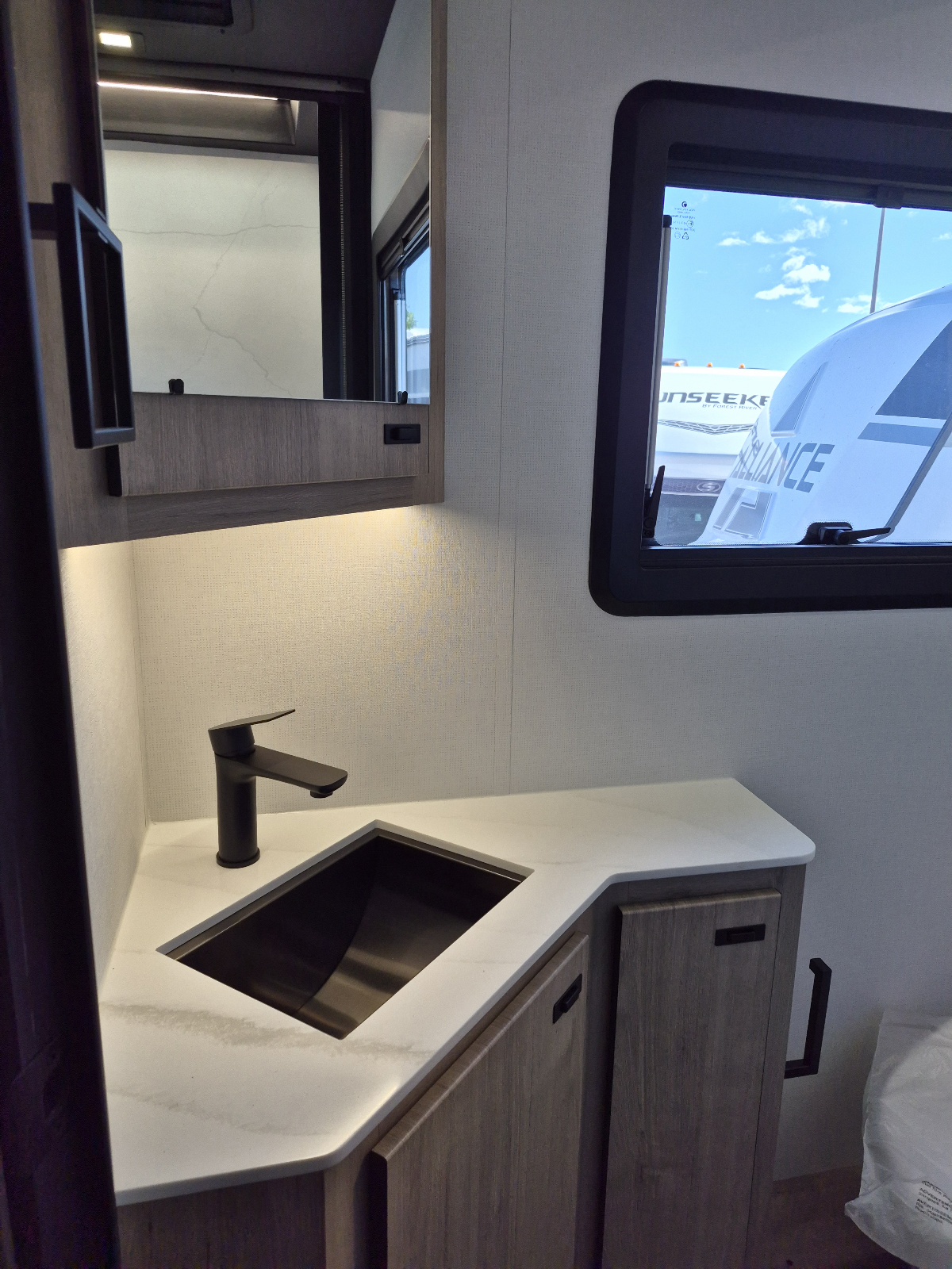 2027 Grand Design Lineage Series M 25FW - Image 13