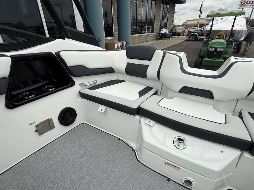 2025 Yamaha Boats AR195 - Image 33