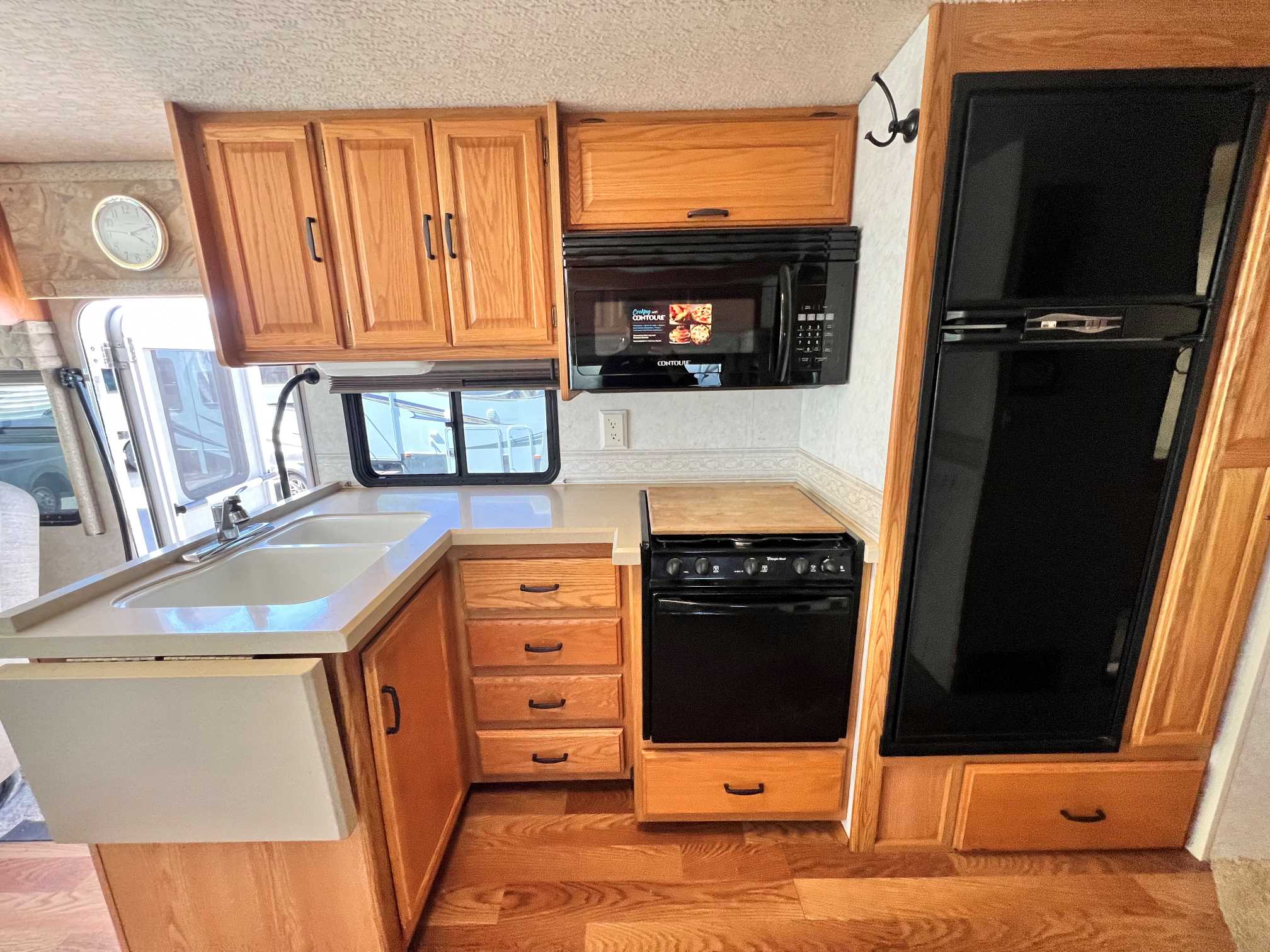 2004 Winnebago Brave 32V - Image 15