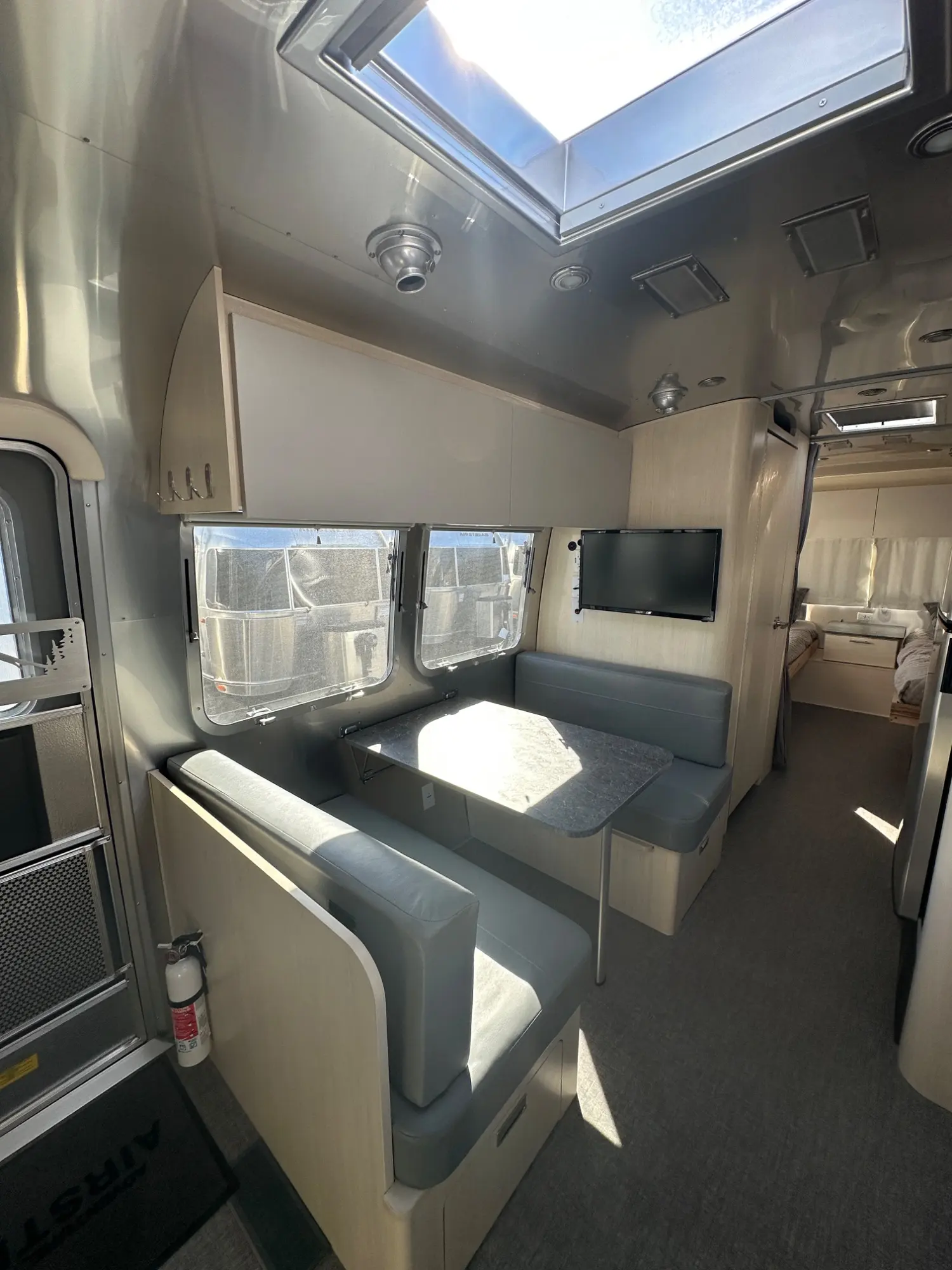 2023 Airstream Flying Cloud 28RBT - Image 6
