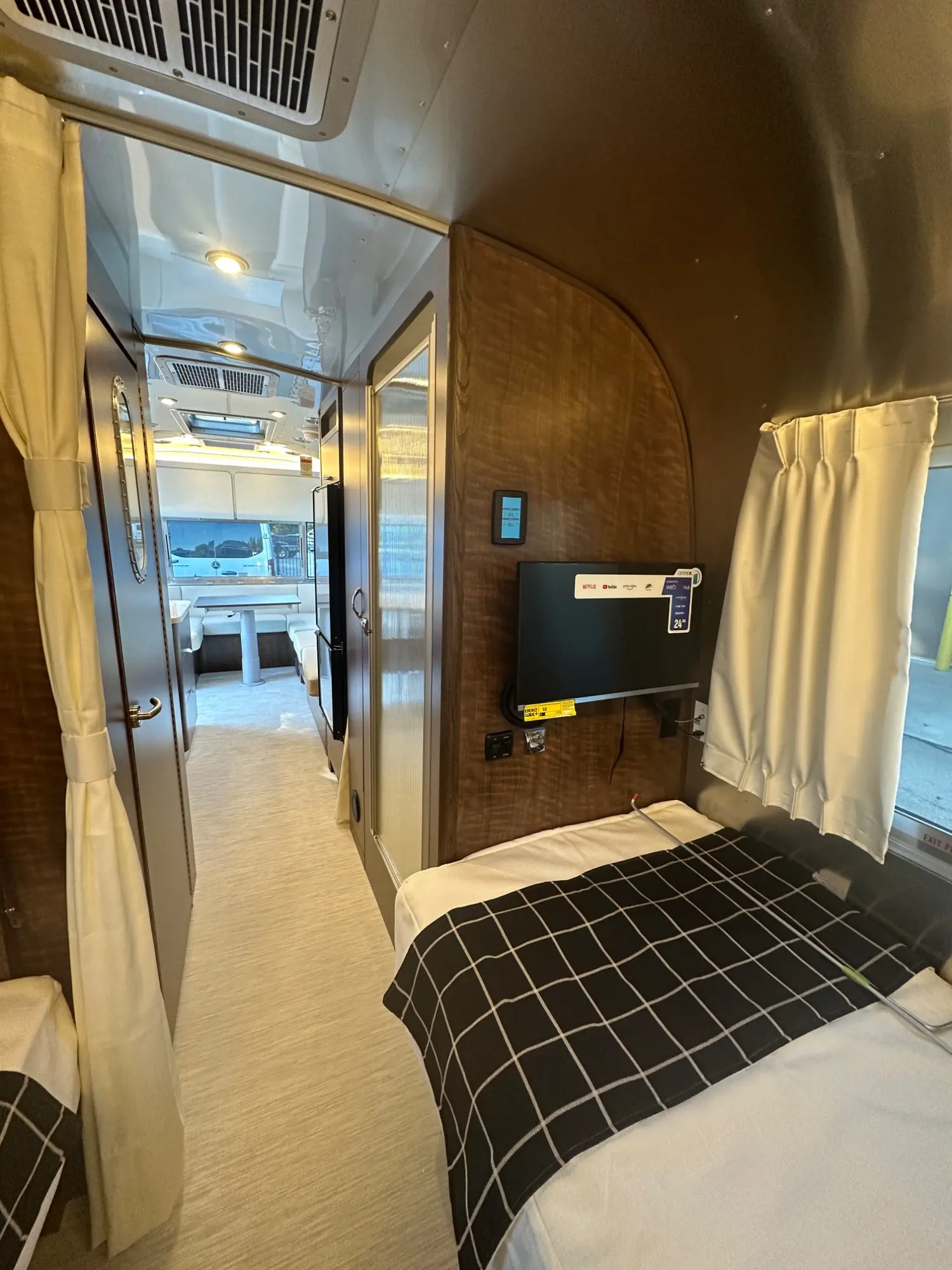 2027 Airstream Globetrotter 25FBT - Image 12