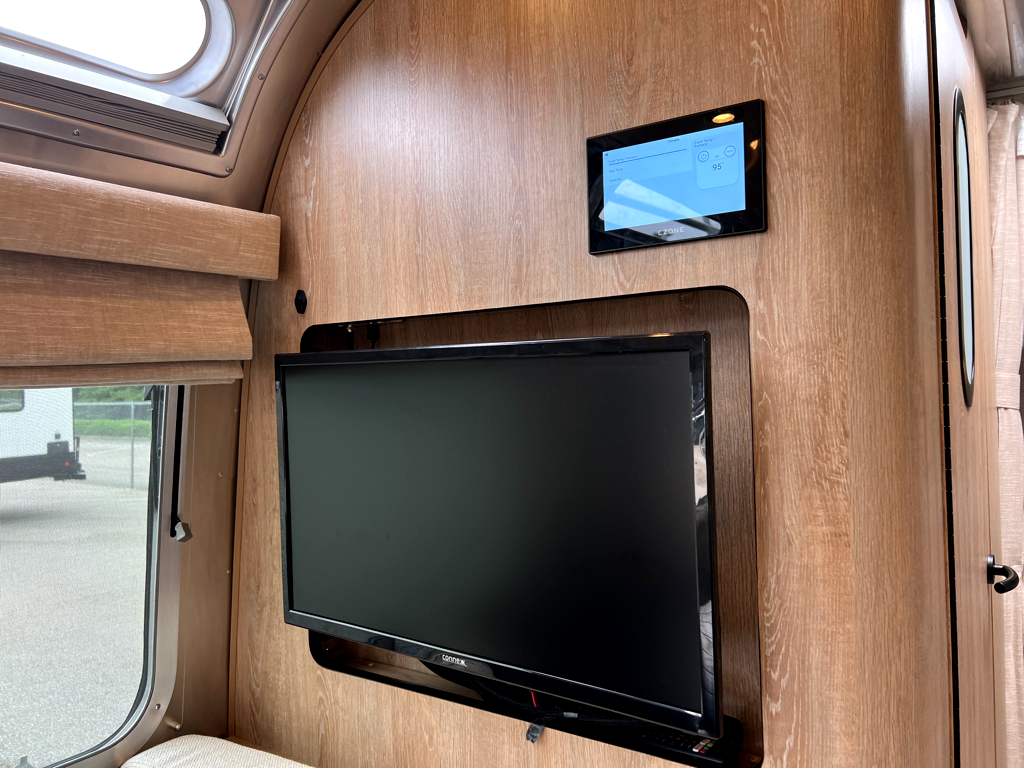 2024 AIRSTREAM POTTERY BARN 28RBT - Image 9
