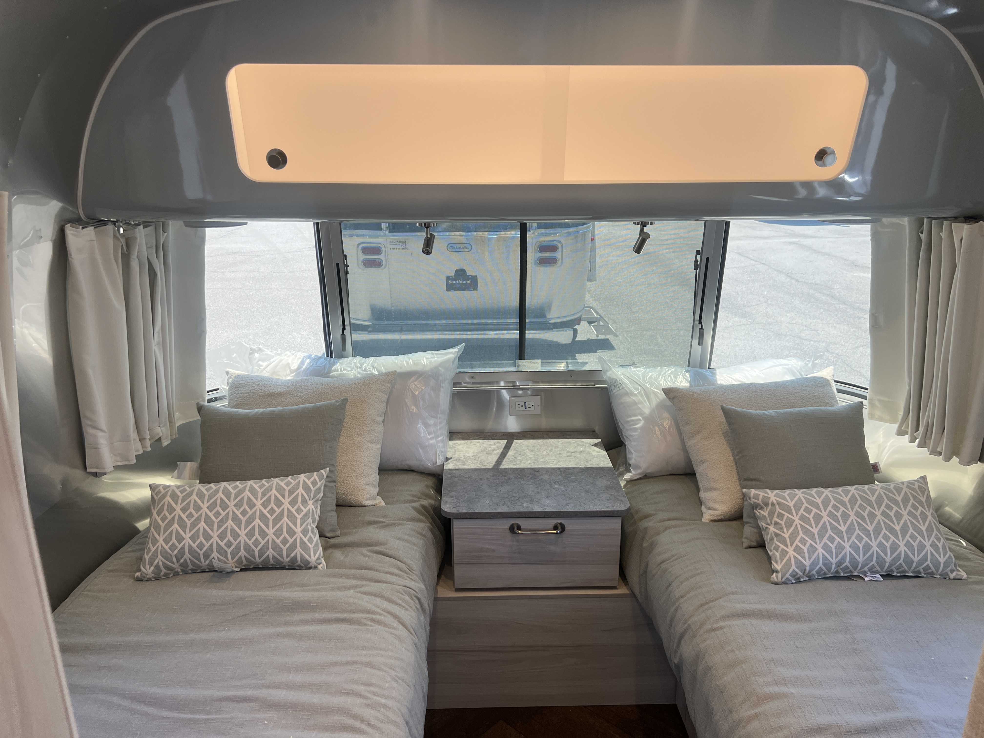 2026 Airstream International 25FB - Image 12