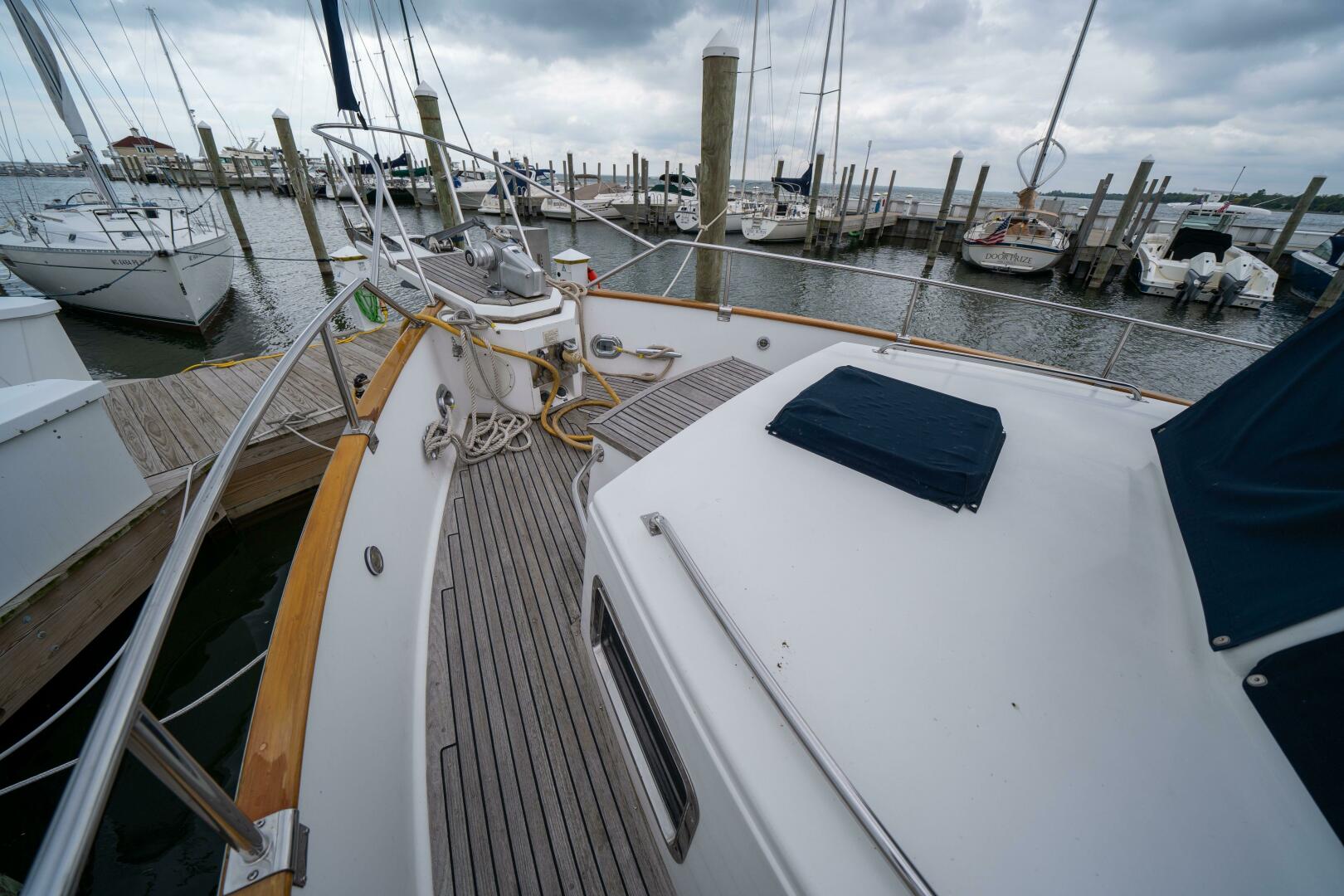 2001 Grand Banks 42 Classic - Image 5