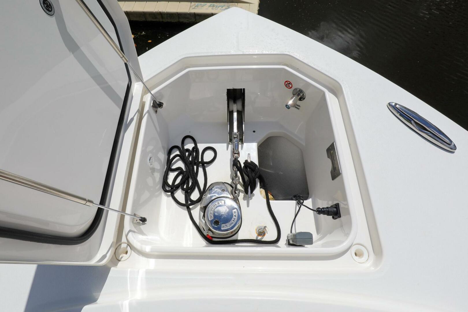 2020 REGULATOR 41 Standard - Image 36