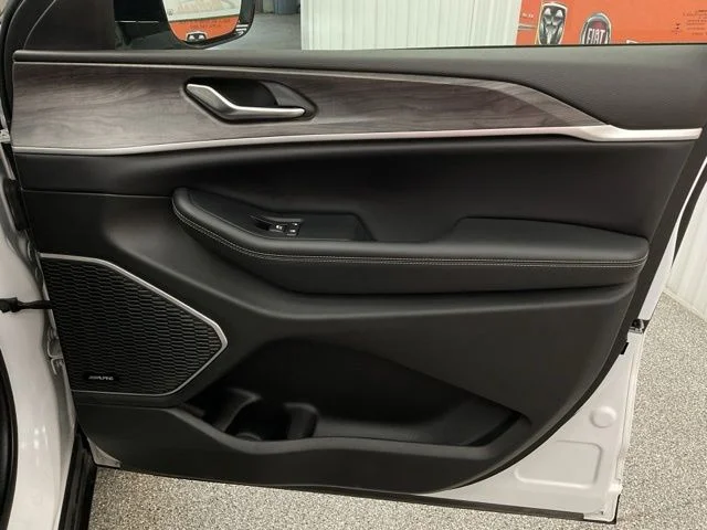 2023 Jeep Grand-Cherokee-L Laredo Altitude 4x4 - Image 24