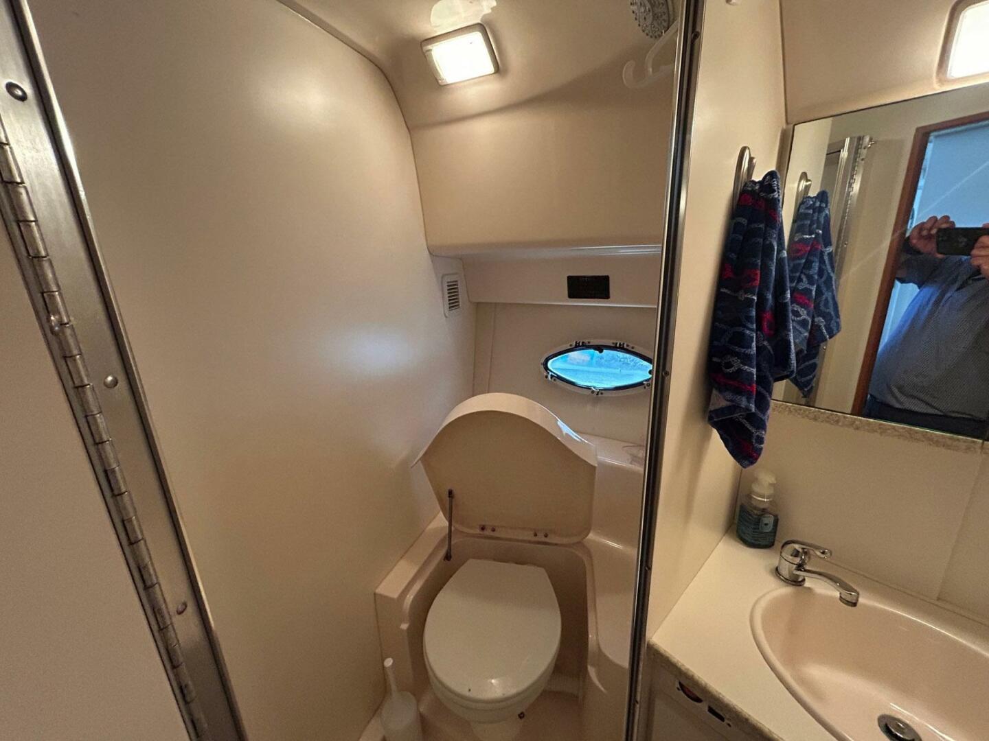 2000 Silverton 352 Motor Yacht - Image 32