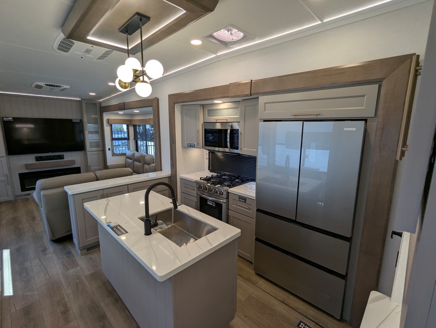 2025 Alliance RV Paradigm 375RD - Image 23