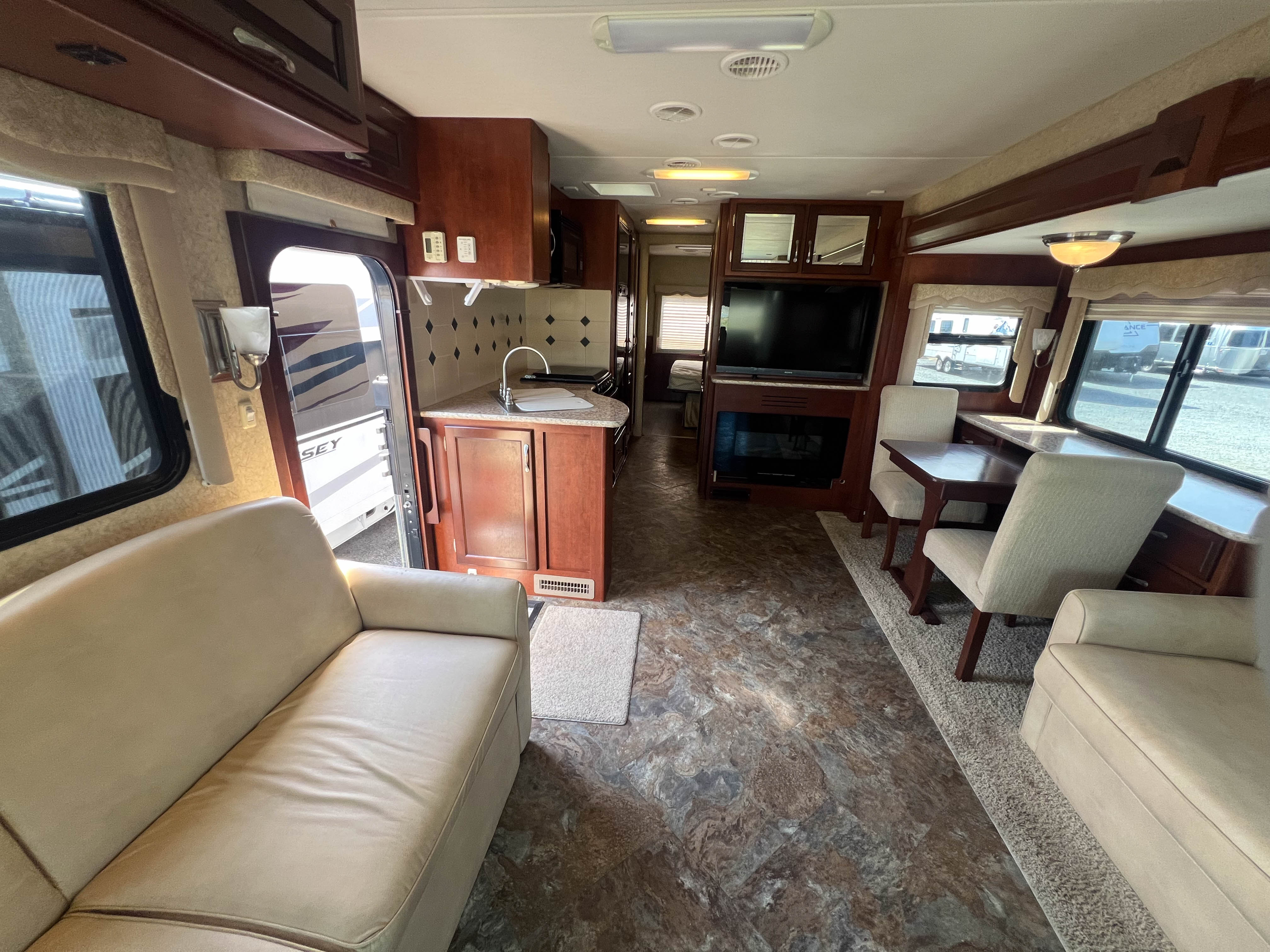 2011 NEWMAR BAYSTAR 3302 - Image 3