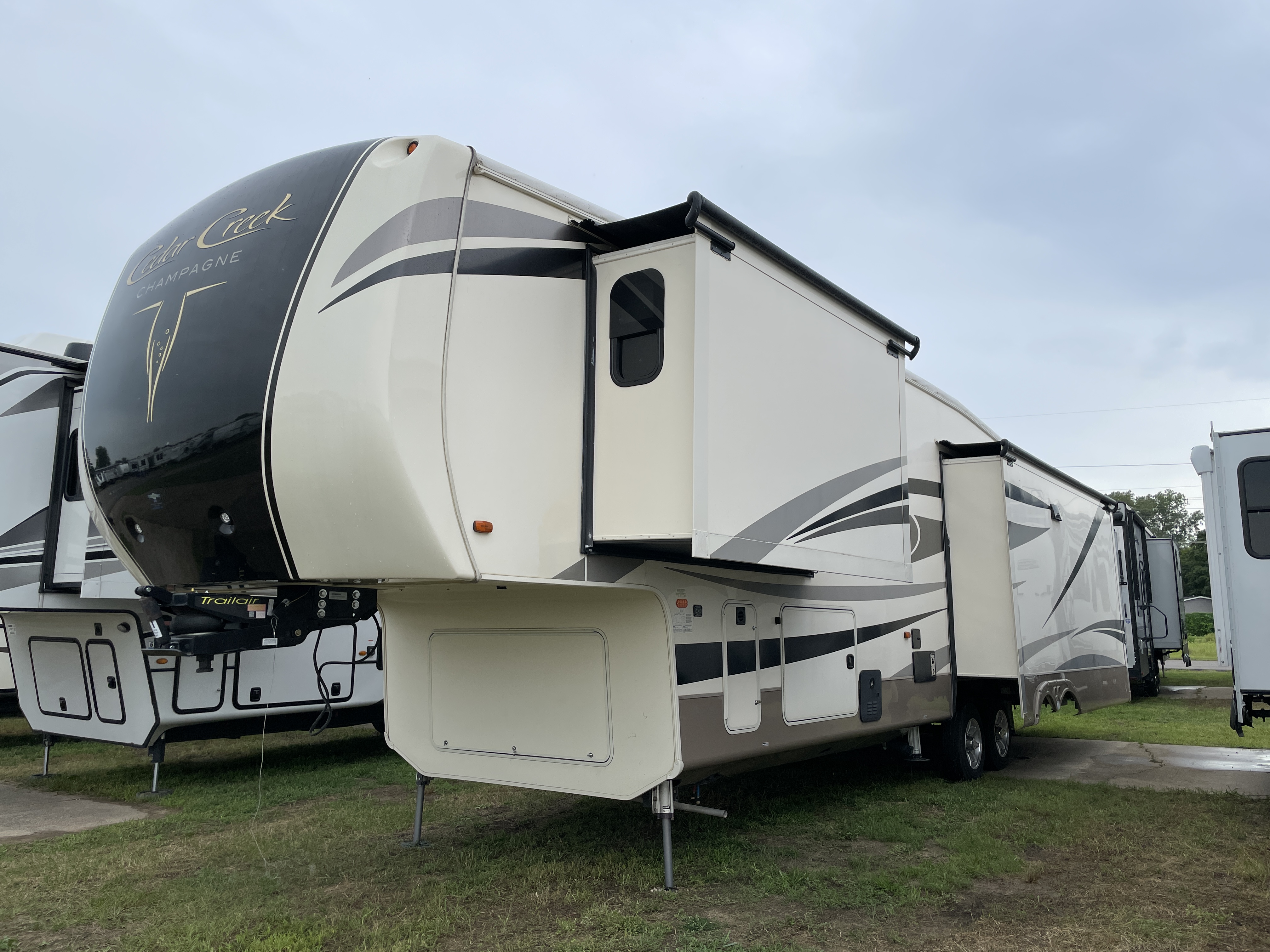 2018 Forest River Cedar Creek Champagne Edition 38EL - Image 7