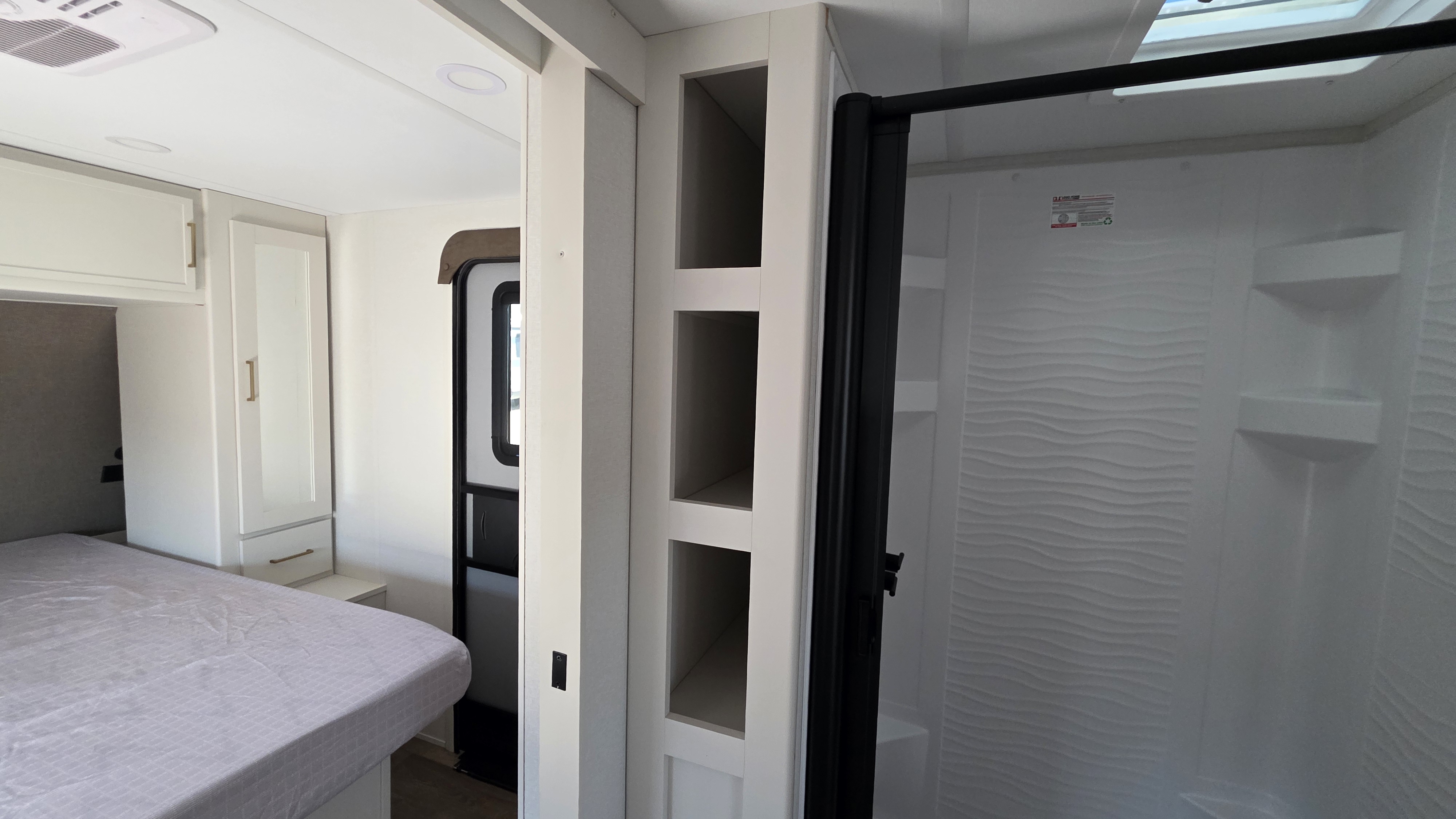 2027 GRAND DESIGN TRANSCEND 245RLT - Image 24