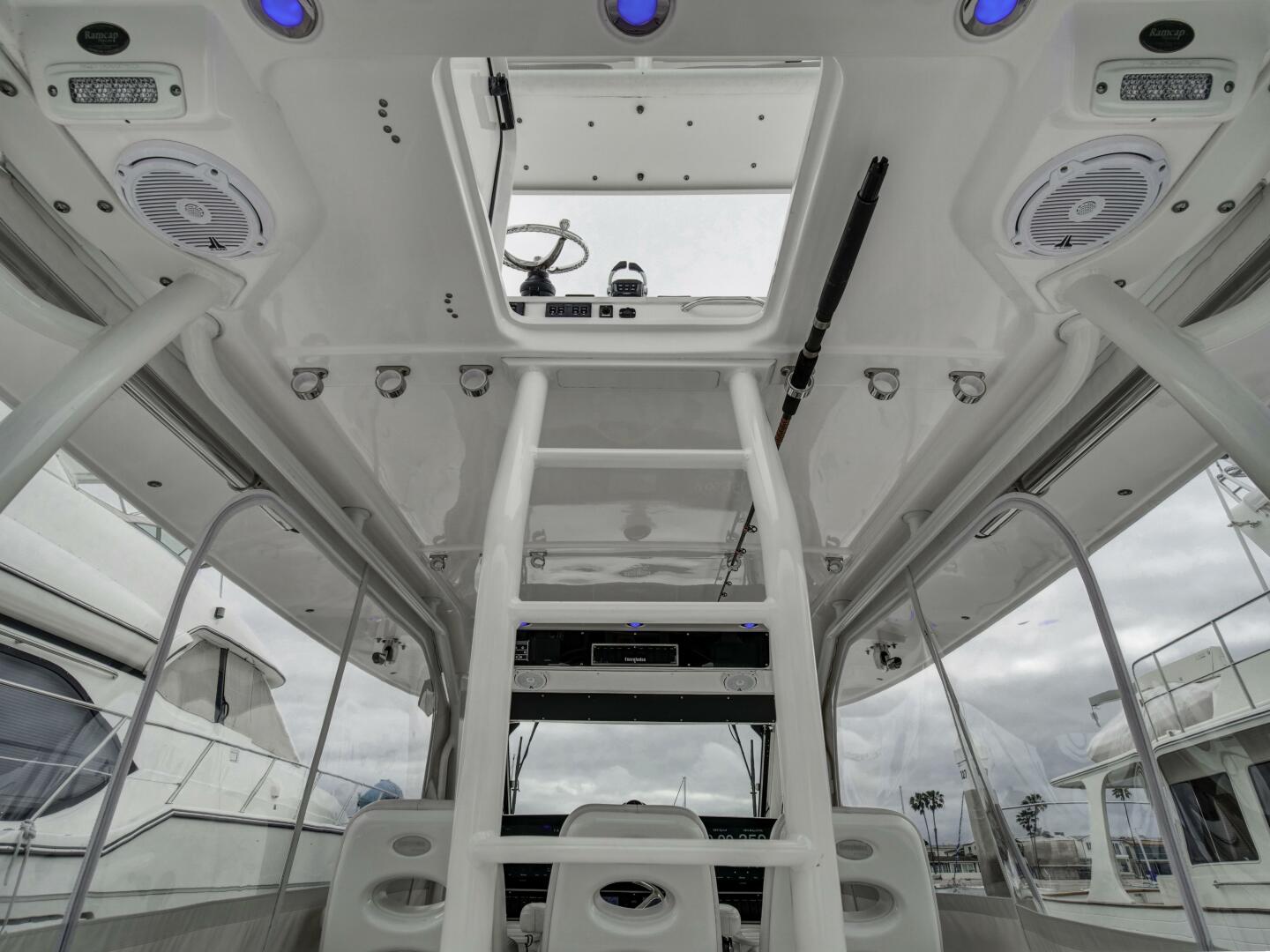 2015 Everglades 435 Center Console - Image 18