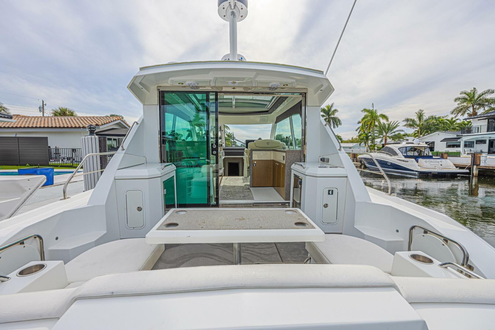 2012 Cruisers Yachts 48 Cantius - Image 10