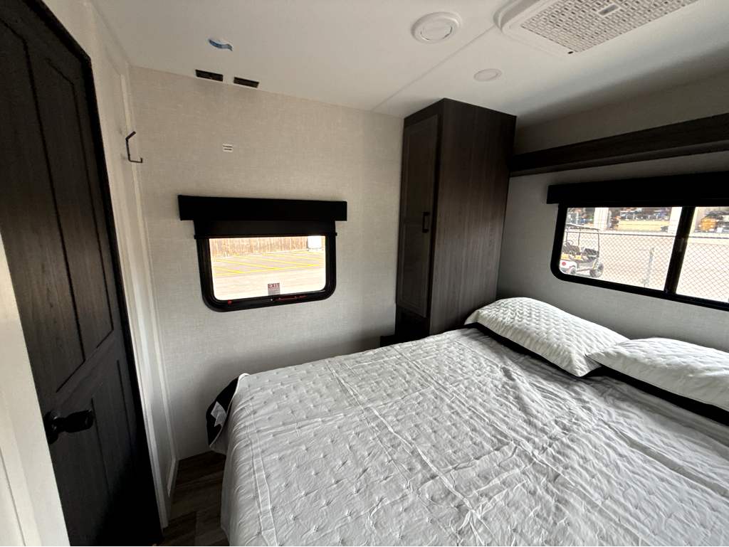 2026 VENTURE RV SPORTTREK 251VFK - Image 21