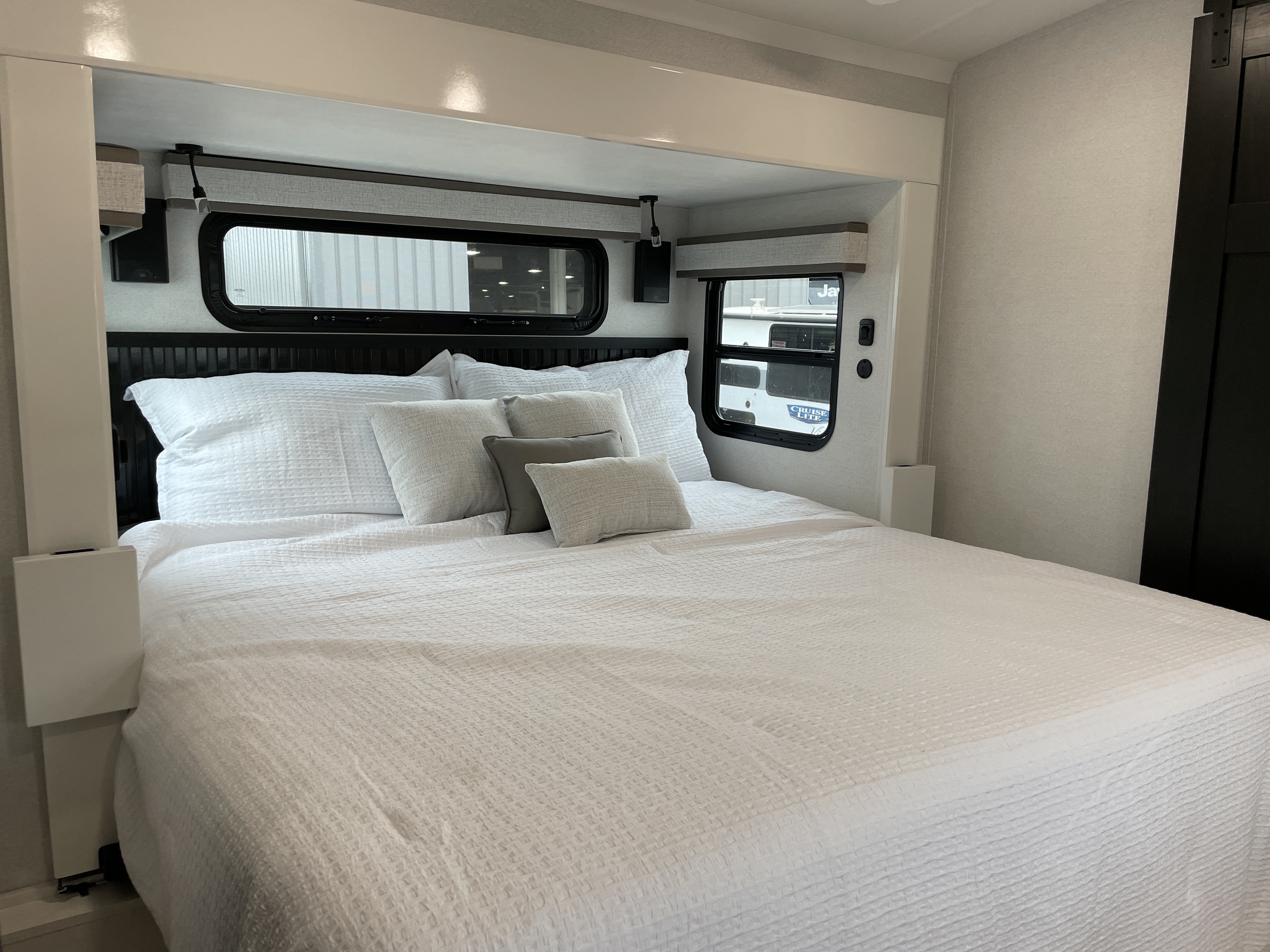 2027 Jayco Pinnacle 38FBRK - Image 24