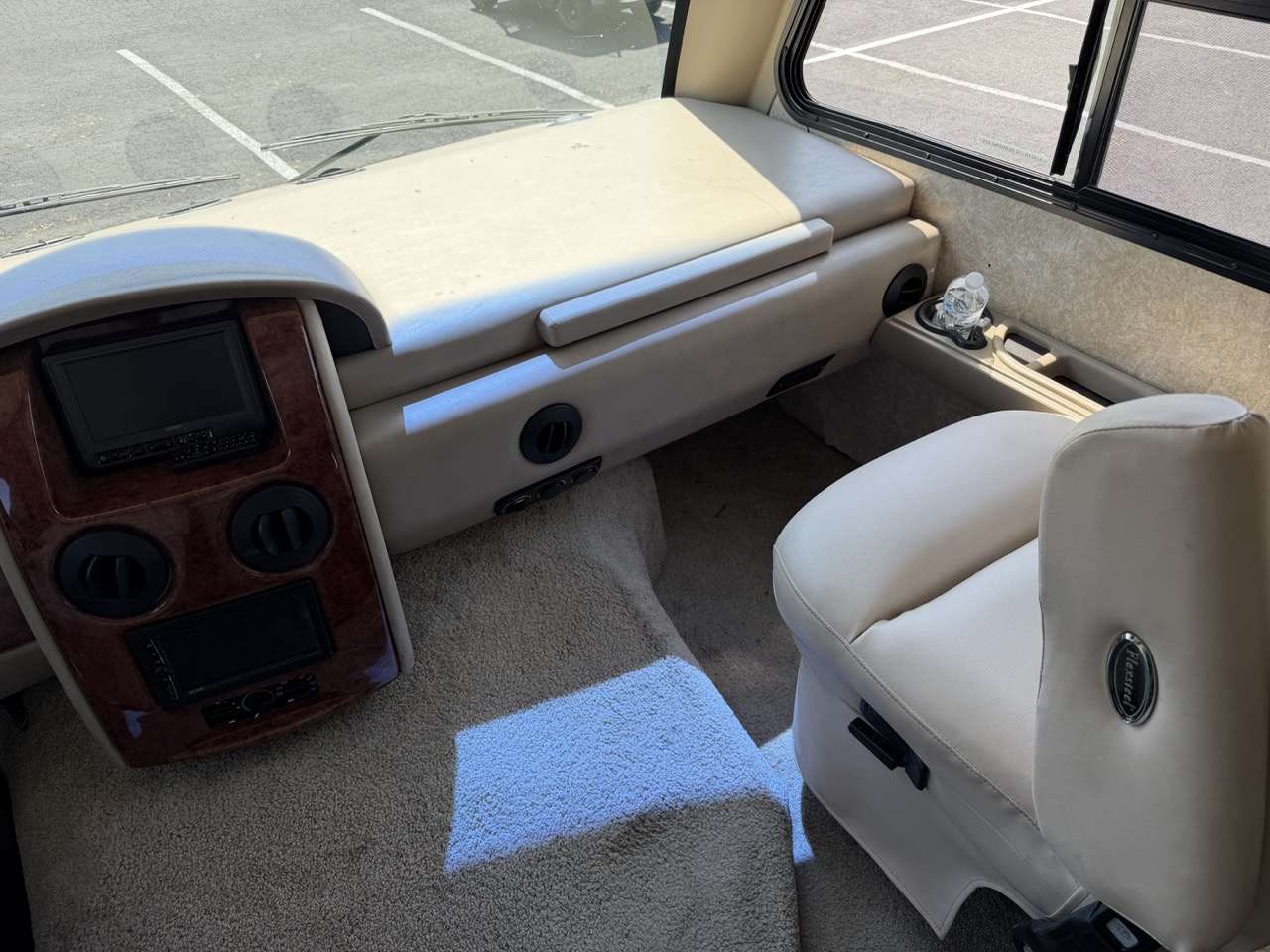 2010 Thor Motor Coach Serrano 31V - Image 5