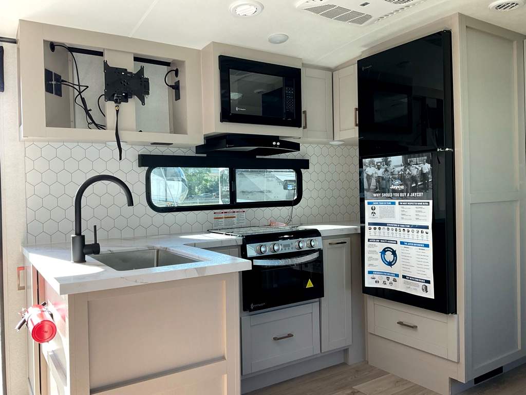2027 JAYCO Jay Feather 33BH - Image 11