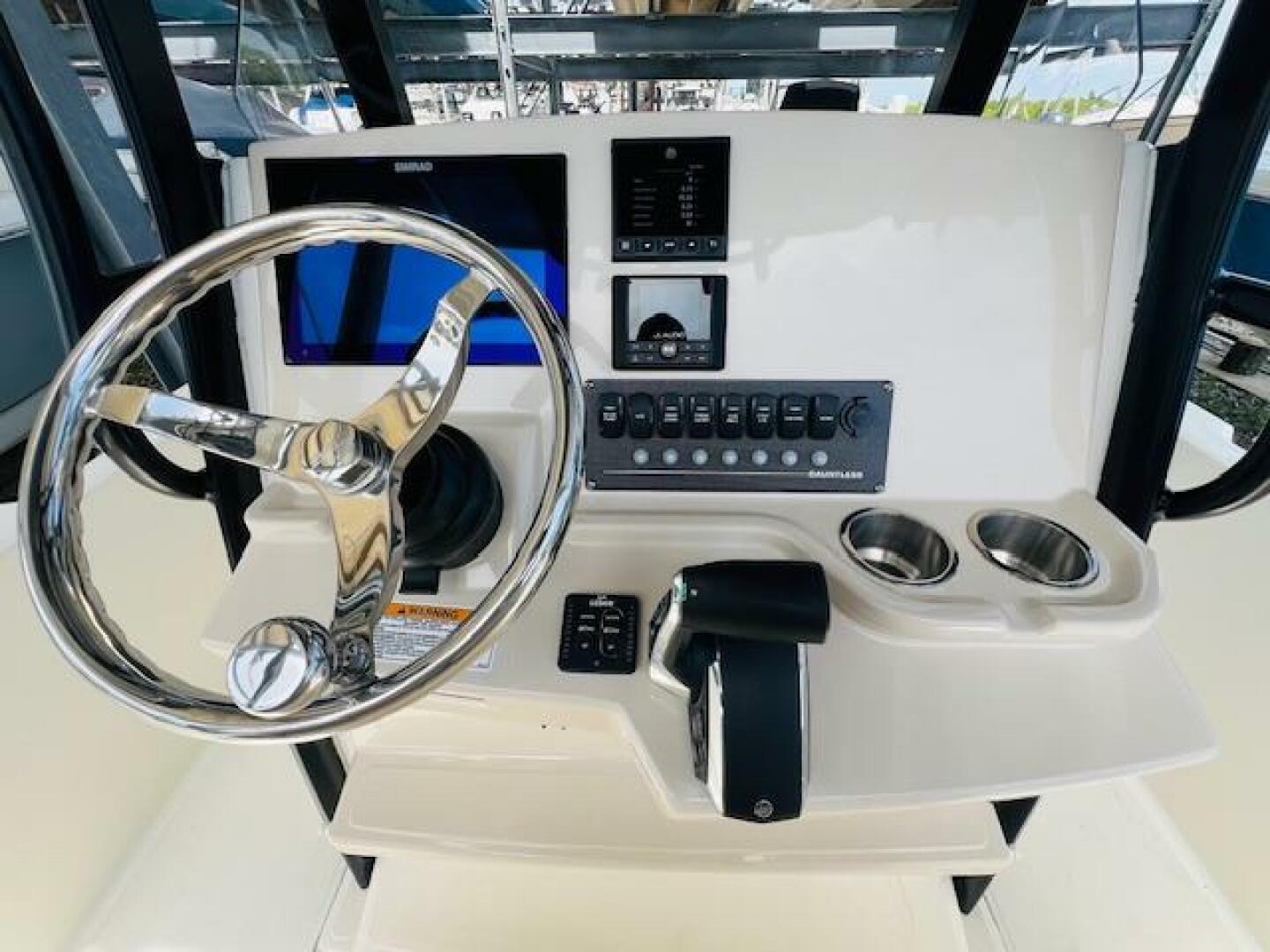 2023 Boston Whaler 250 DAUNTLESS Base - Image 27