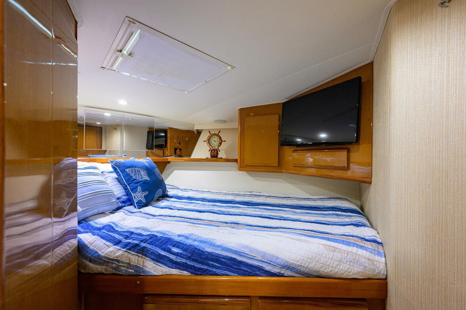 2000 Viking 50 Convertible - Image 20