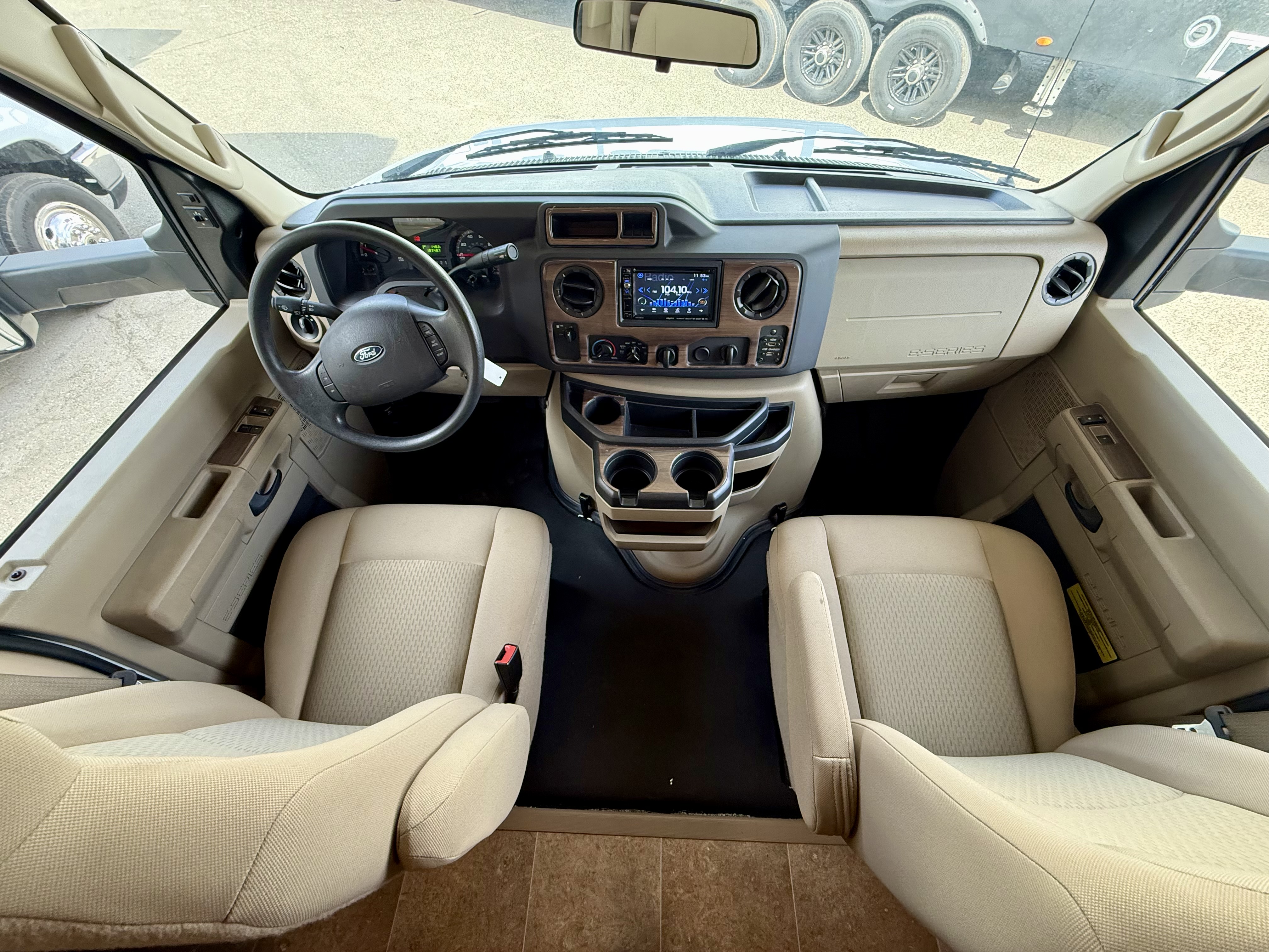 2017 Thor Motor Coach Chateau 31L - Image 10