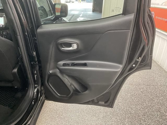 2022 Jeep Renegade Utility 4D Latitude 4WD - Image 28