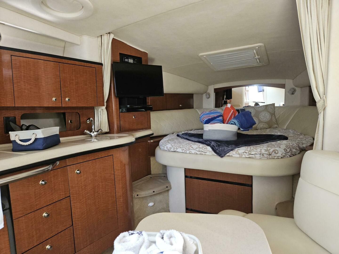 2004 Sea Ray 320 - Image 3