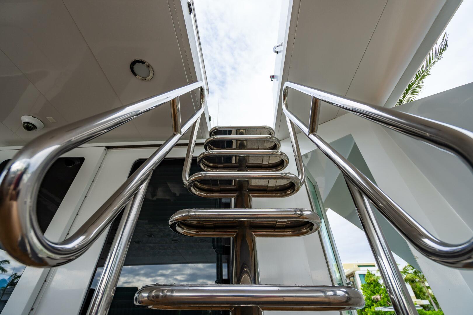 2001 Hatteras 100 Motor Yacht - Image 10