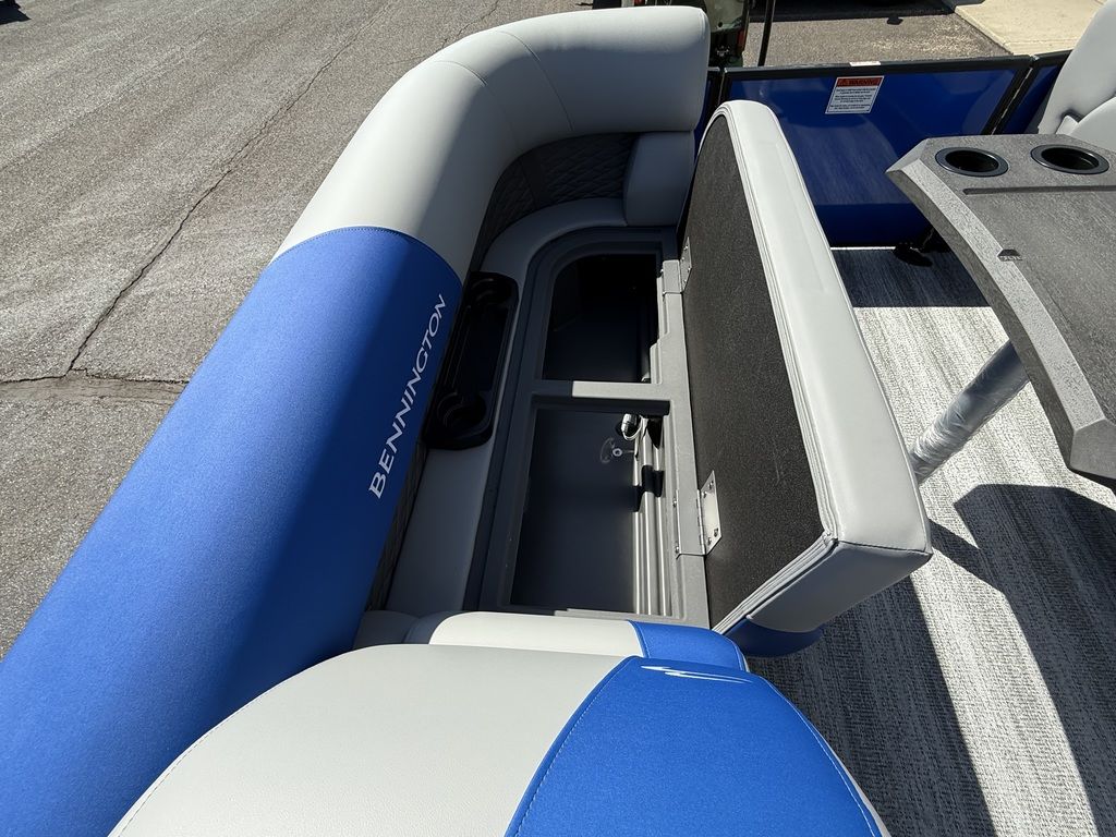 2025 Bennington 22 SSB Swingback Tri-Toon Pontoon - Image 31