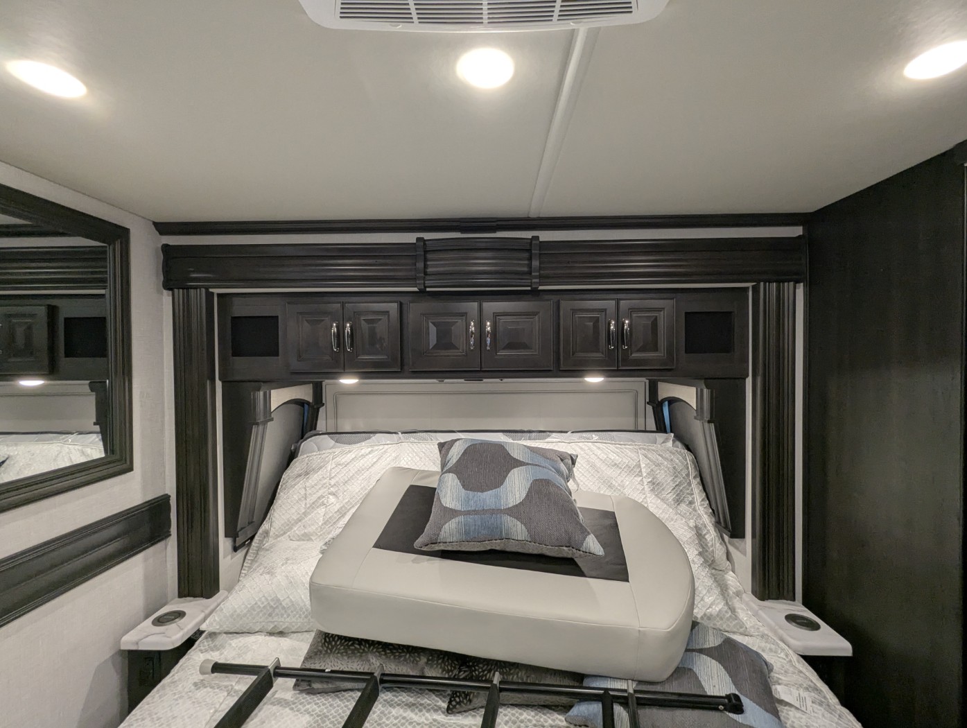 2026 Fleetwood Discovery 38W - Image 30