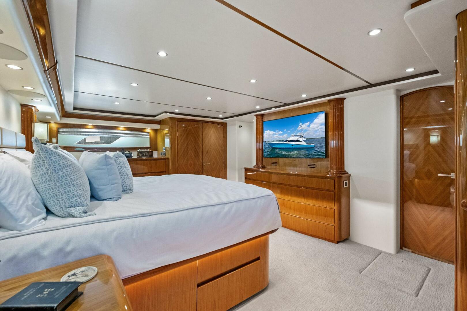 2012 Viking 82 Convertible - Image 23