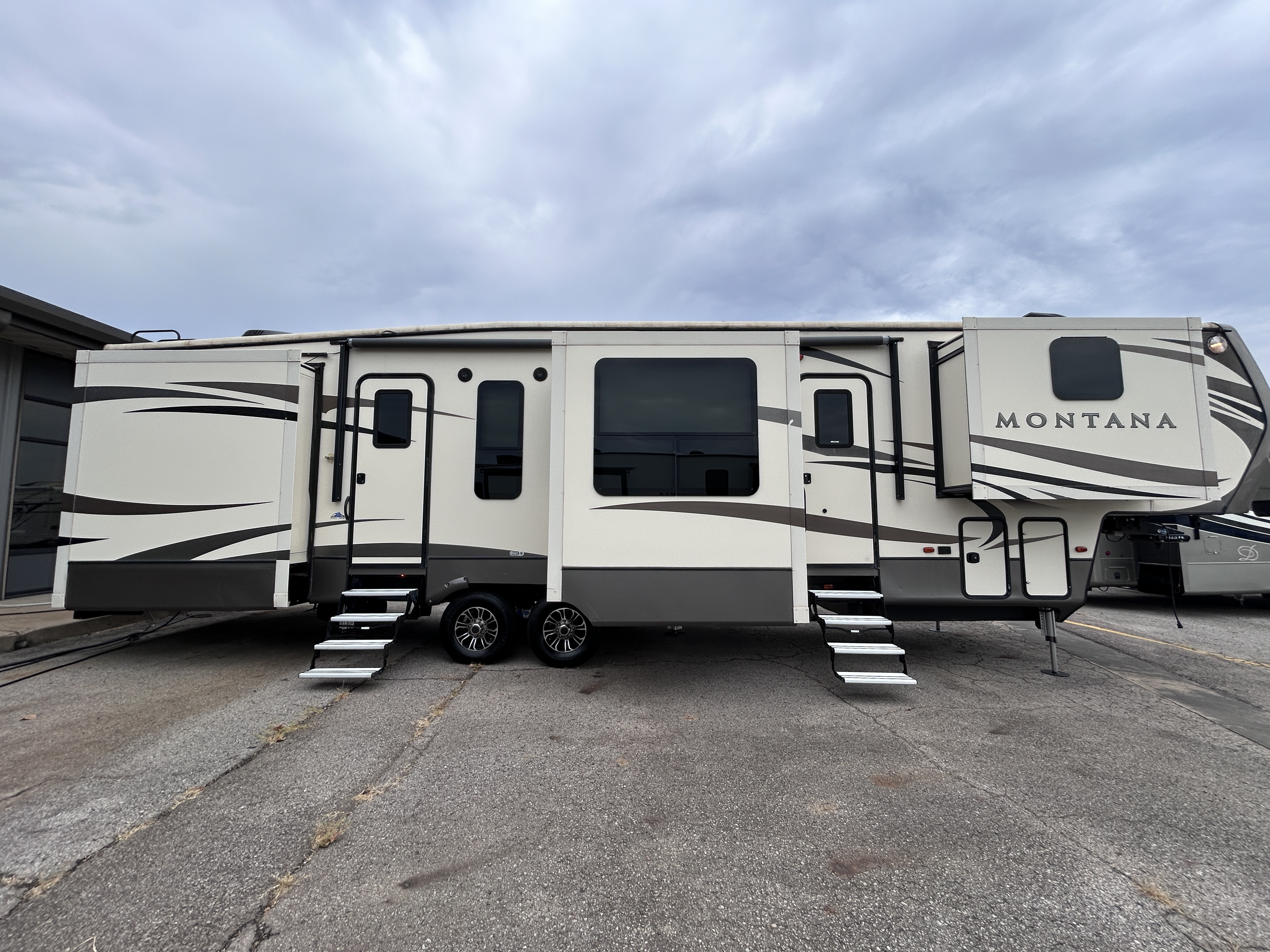 2017 Keystone Montana 3820FK - Image 2